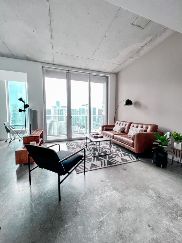Smart TV, books - Modern condo in Downtown Miami (Miami)