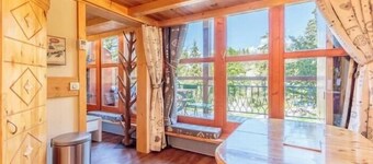 With friends or family at the foot of the slopes in Arcs 1800