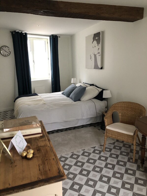 1 bedroom, bed sheets