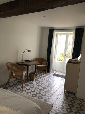 1 bedroom, bed sheets