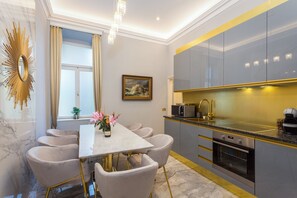 Apartamento real | Cozinha privada | Geladeira grande, micro-ondas, fogão, cooktop