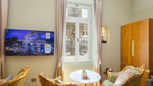 3 عدّة غرف نوم وأغطية فراش متميزة وأسرّة بإسفنج يتكيف مع شكل الجسم