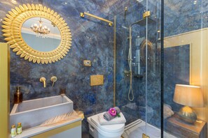 Apartamento real | Banheiro | Chuveiro, chuveiro com efeito de chuva, produtos de toalete grátis 