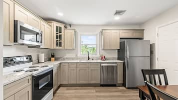 Geladeira, micro-ondas, fogão, cooktop