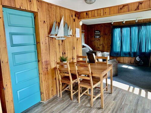 Cozy Cabin Getaway Right on the Water! Great fishing lake. Near Mille Lacs