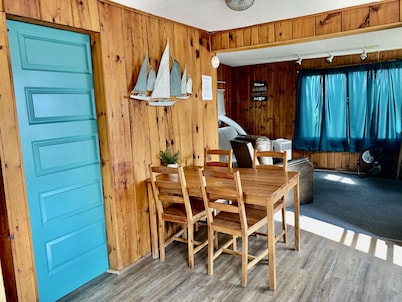 Cozy Cabin Getaway Right on the Water! Great fishing lake. Near Mille Lacs