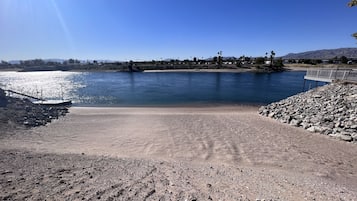 Beach nearby, sun loungers, beach towels
