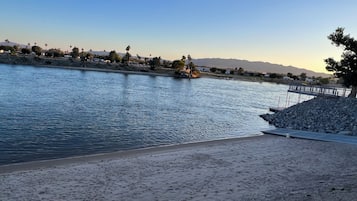 Beach nearby, sun-loungers, beach towels