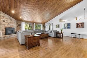 TV, fireplace - Pool, Arcade, Hot Tub and more @16th and Aldeen (Rockford)