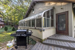 Terrace/patio - Pool, Arcade, Hot Tub and more @16th and Aldeen (Rockford)