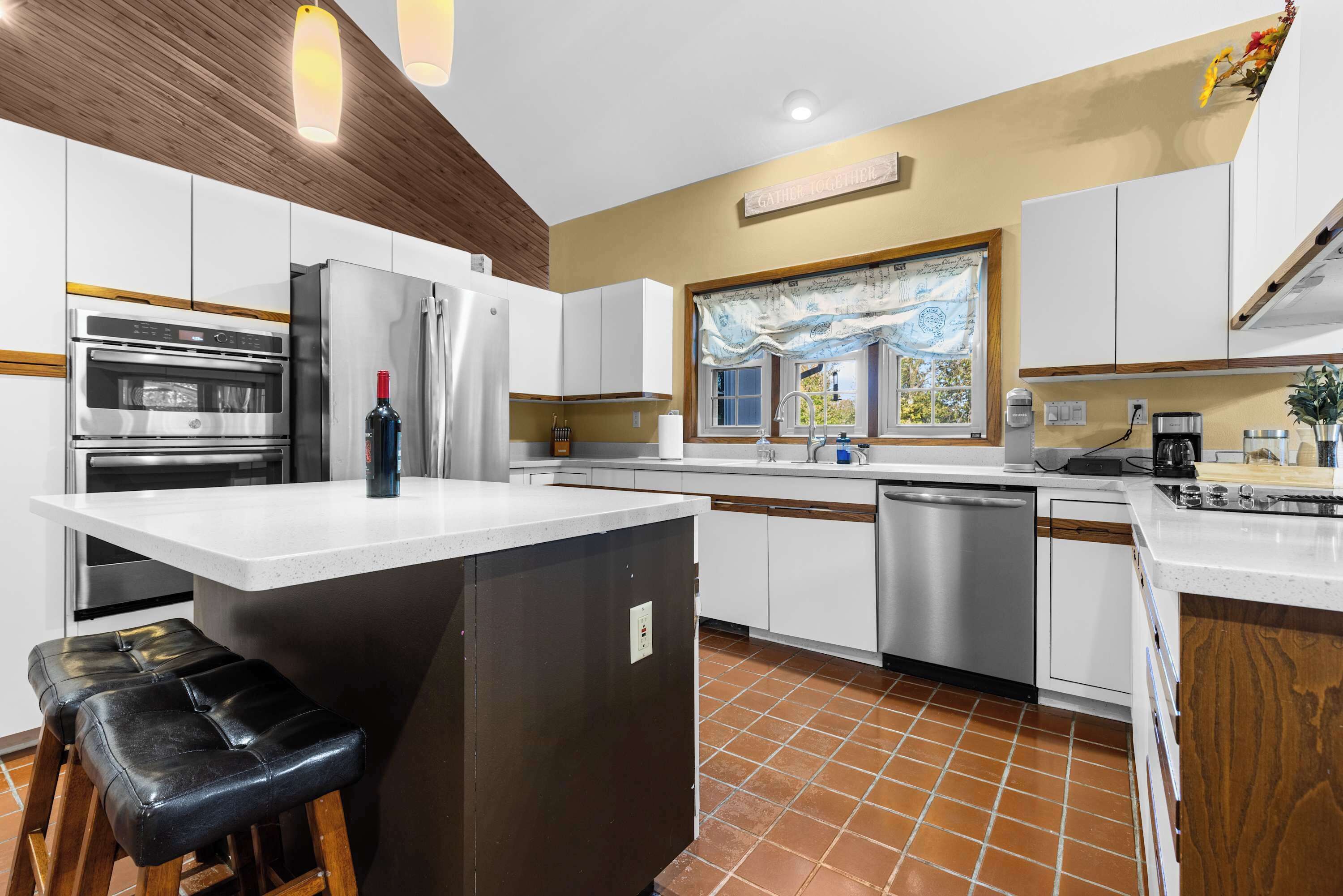 Geladeira, micro-ondas, fogão, cooktop