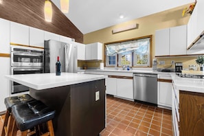 Frigorífico, microondas, horno y placa de cocina