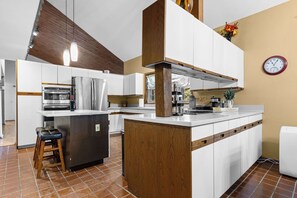 Fridge, microwave, oven, stovetop - Pool, Arcade, Hot Tub and more @16th and Aldeen (Rockford)