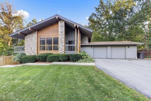 Exterior - Pool, Arcade, Hot Tub and more @16th and Aldeen (Rockford)