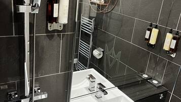 Ensemble douche/baignoire, sĂšche-cheveux, serviettes fournies, savon