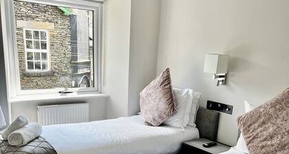 The Mews Boutique Apartments - 5* Luxury Family Apartments, 5 min from the Lake.