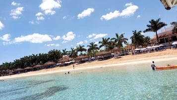 Nära stranden och strandhanddukar