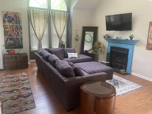 Smart TV, caminetto, videogiochi, libri