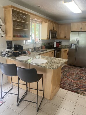 Frigorifero, microonde, forno, piano cottura