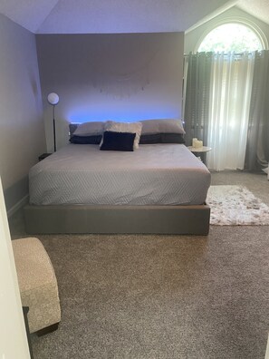4 bedrooms, iron/ironing board, free WiFi, bed sheets - Kennesaw Garden Pool House-Stay close to everything; Lake Point, Braves, and KSU (Kennesaw)