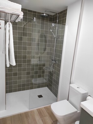 Dusche, Haartrockner, Handtücher, Toilettenpapier