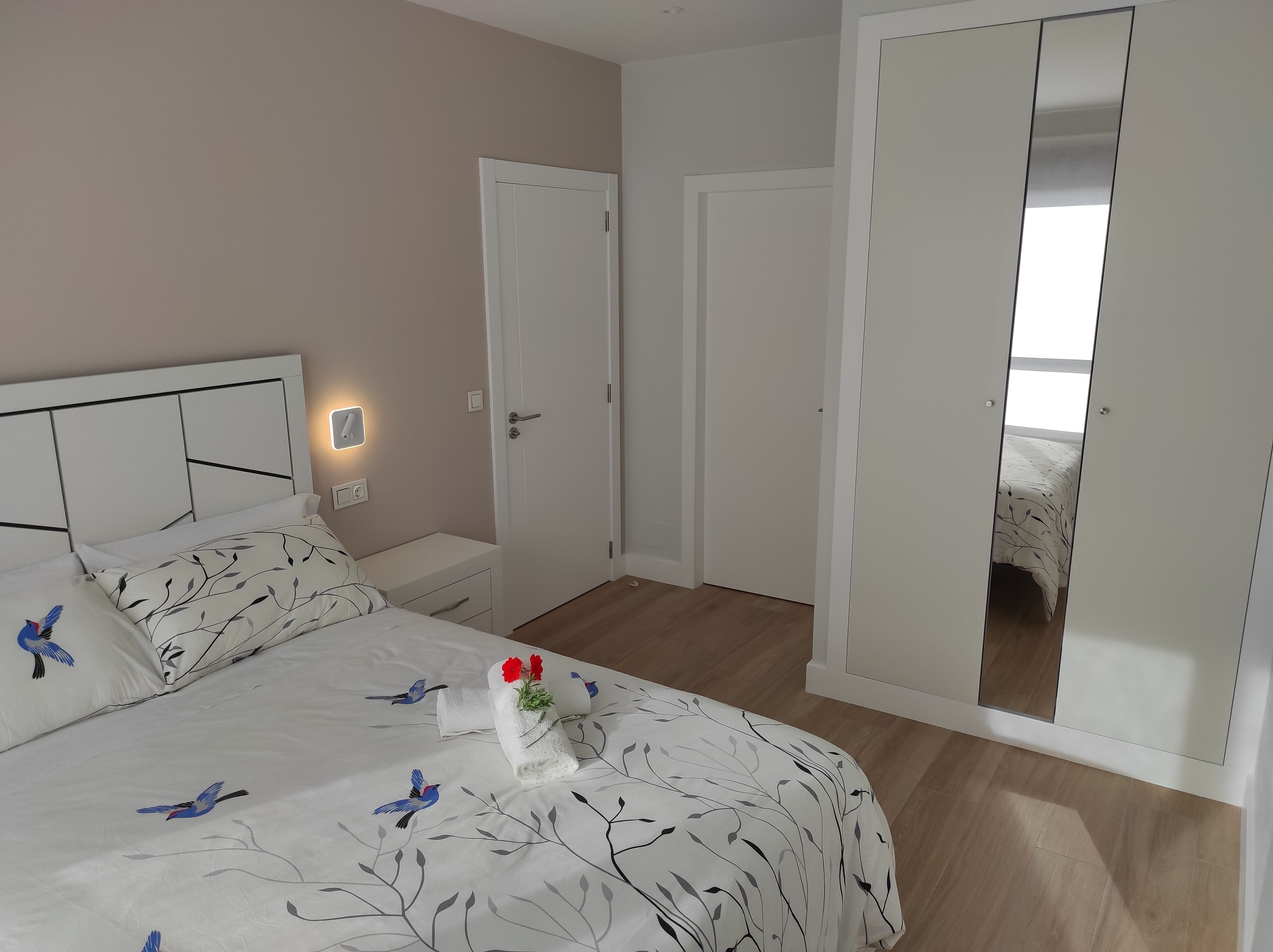 2 slaapkamers, een strijkplank/strijkijzer, gratis wifi, beddengoed
