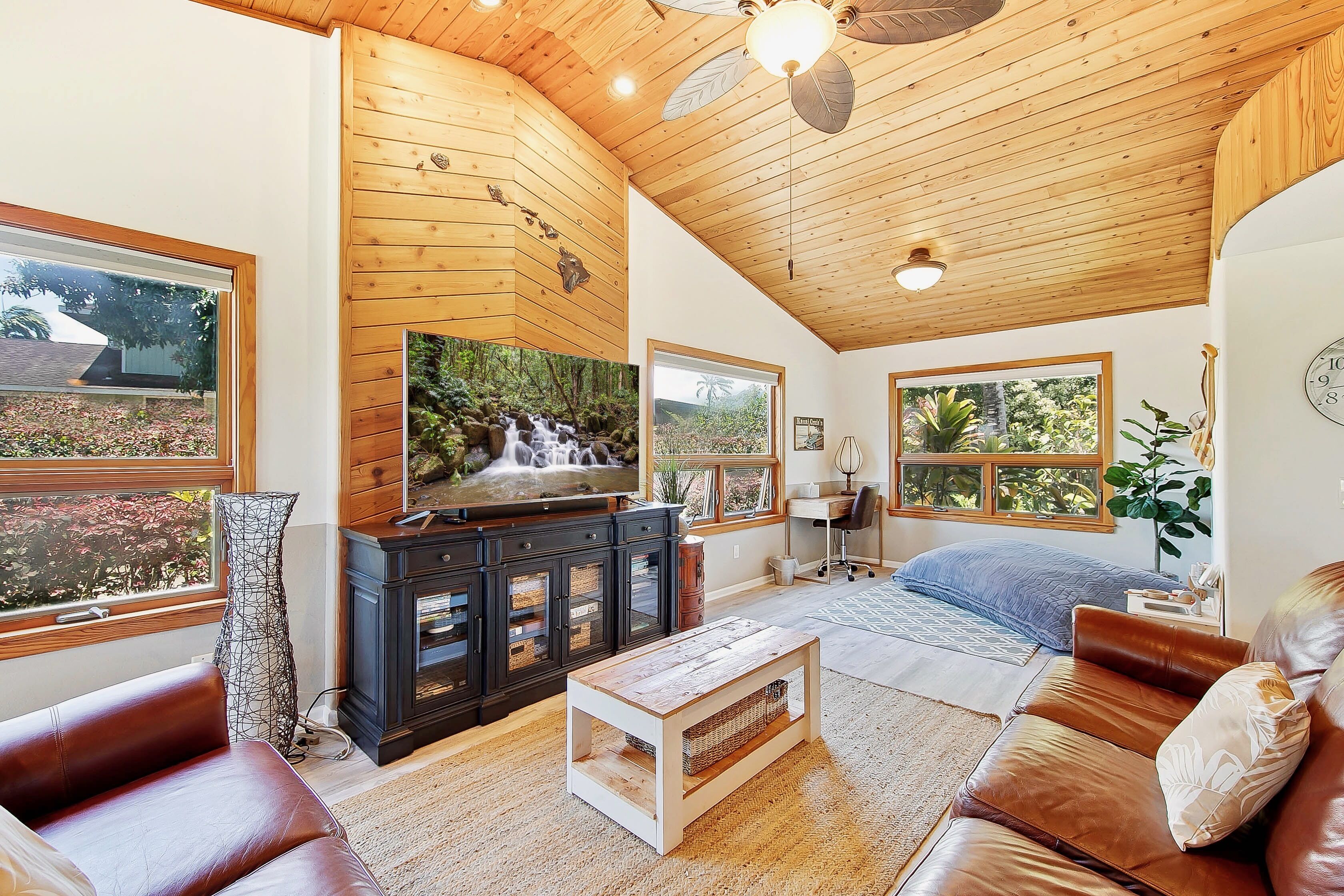 3 soverom, skrivebord, strykejern/-brett og reiseseng for barn