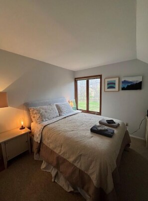 3 bedrooms, desk, iron/ironing board, free WiFi