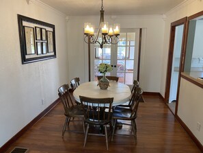 Dining - Dewey Cottage - Central to All of SEMO Adventures (Farmington)