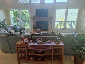 Smart-TV, Kamin, DVD-Player, Bücher