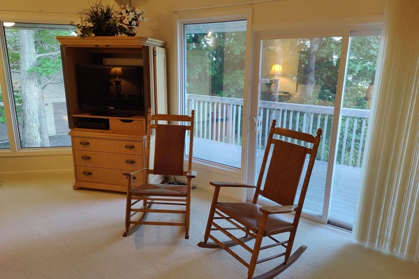 Smart-TV, Kamin, DVD-Player, BĂŒcher