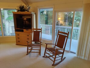 Smart-TV, Kamin, DVD-Player, Bücher