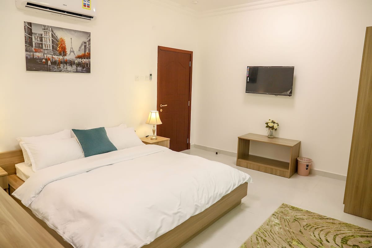 Standard Double or Twin Room, 2 Bedrooms, Non Smoking, City View | Peralatan tempat tidur premium, gebar bulu kapas, peti besi dalam bilik