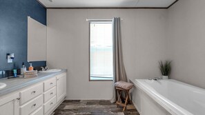 Bañera, secador de pelo, toallas, jabón