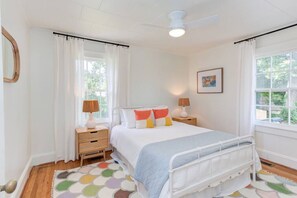 4 camere, una scrivania, ferro/asse da stiro, culla da viaggio