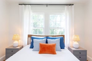 4 chambres, bureau, fer et planche à repasser, lit parapluie