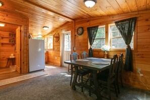 Dining - Pine Ridge Cabin: an all-seasons Wellsboro getaway (Charleston Township)