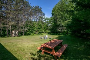 Outdoor dining - Pine Ridge Cabin: an all-seasons Wellsboro getaway (Charleston Township)