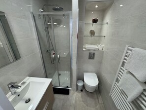Een douche, een haardroger, handdoeken, zeep