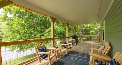Inviting Mtn Retreat! Fire Pit+Grill~WiFi~Near AVL~ 3 Mins to Hatley Pointe!