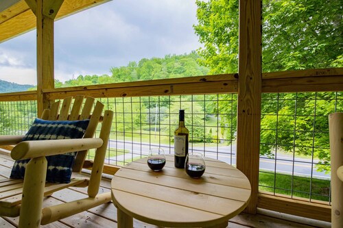 3 Mins to Ski Hatley Pointe! Inviting Mtn Retreat! Fire Pit+WiFi~Near AVL