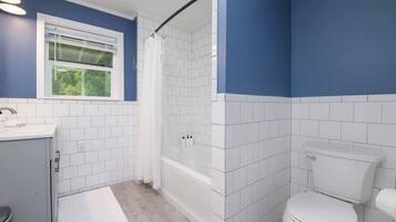 Ensemble baignoire-douche, séchoir à cheveux, serviettes fournies