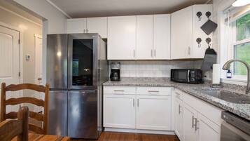 冰箱、微波炉、烤箱、炉灶