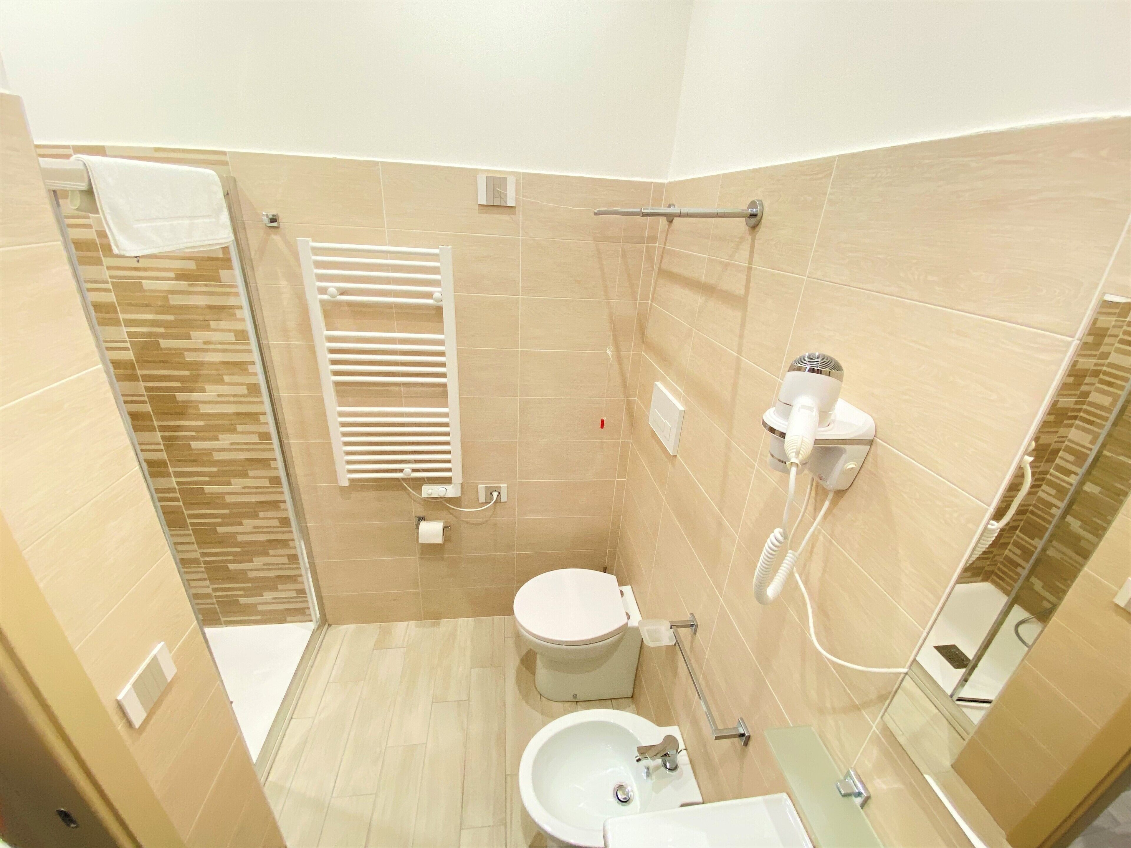 Ein Badezimmer mit Toilette, Bidet und Waschbecken.