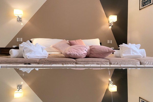 Chambre Deluxe, 1 trÚs grand lit | Matelas mémoire de forme, minibar, bureau