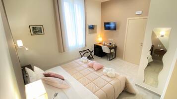 Habitació Deluxe, 1 llit de matrimoni gran | Matalassos d'escuma viscoelàstica, minibar i escriptori