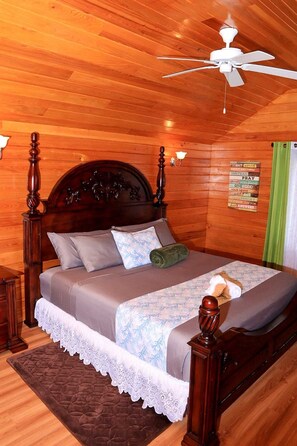 Luxury Suite | Soundproofing, iron/ironing board, free WiFi, bed sheets - Red Knot Manor (Matthew Town)