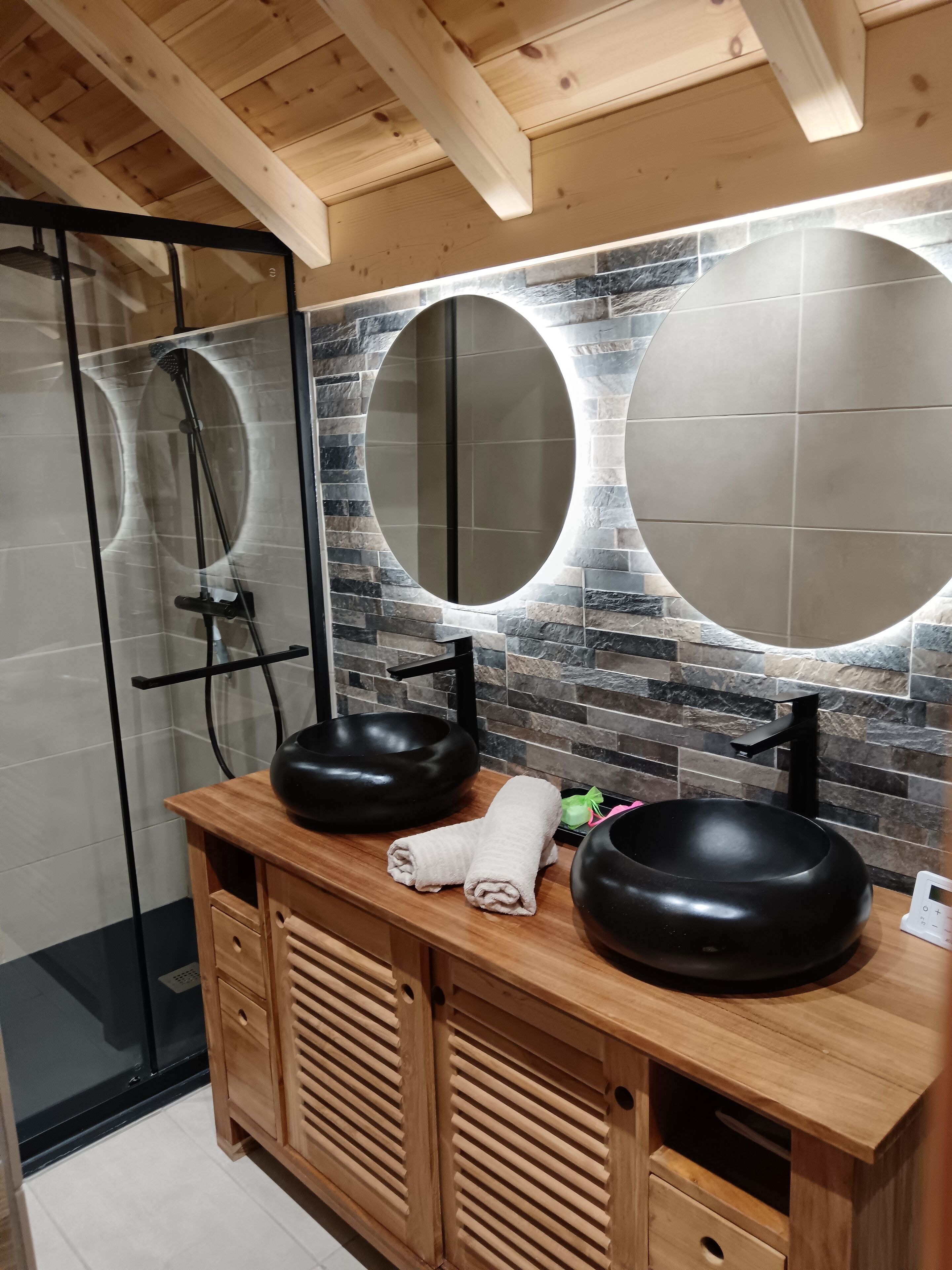 Douche, sèche-cheveux, serviettes fournies, savon