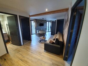 Smart-TV, Kamin, Bücher