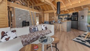 Smart-TV, Kamin, Bücher